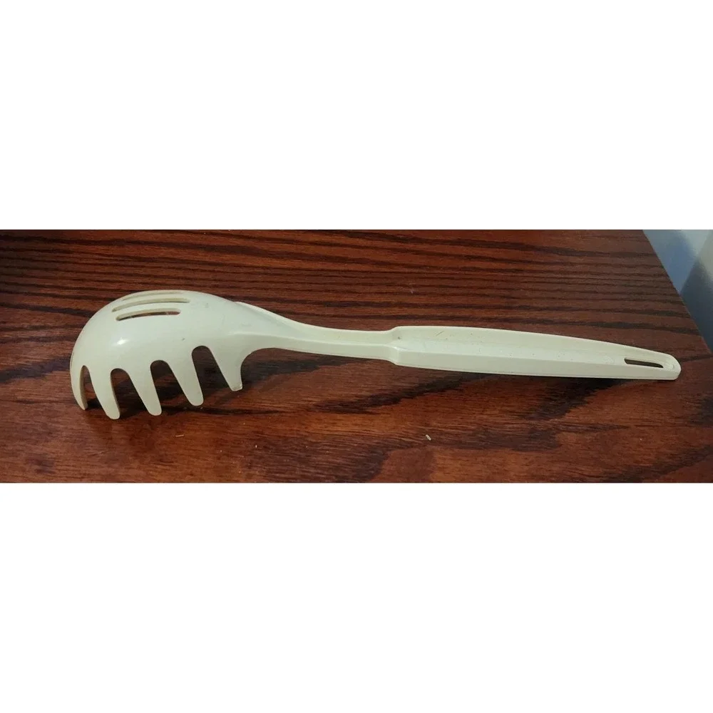 Vintage Ecko Plastic Pasta Slotted Spaghetti Spoon‎ USA. Off White